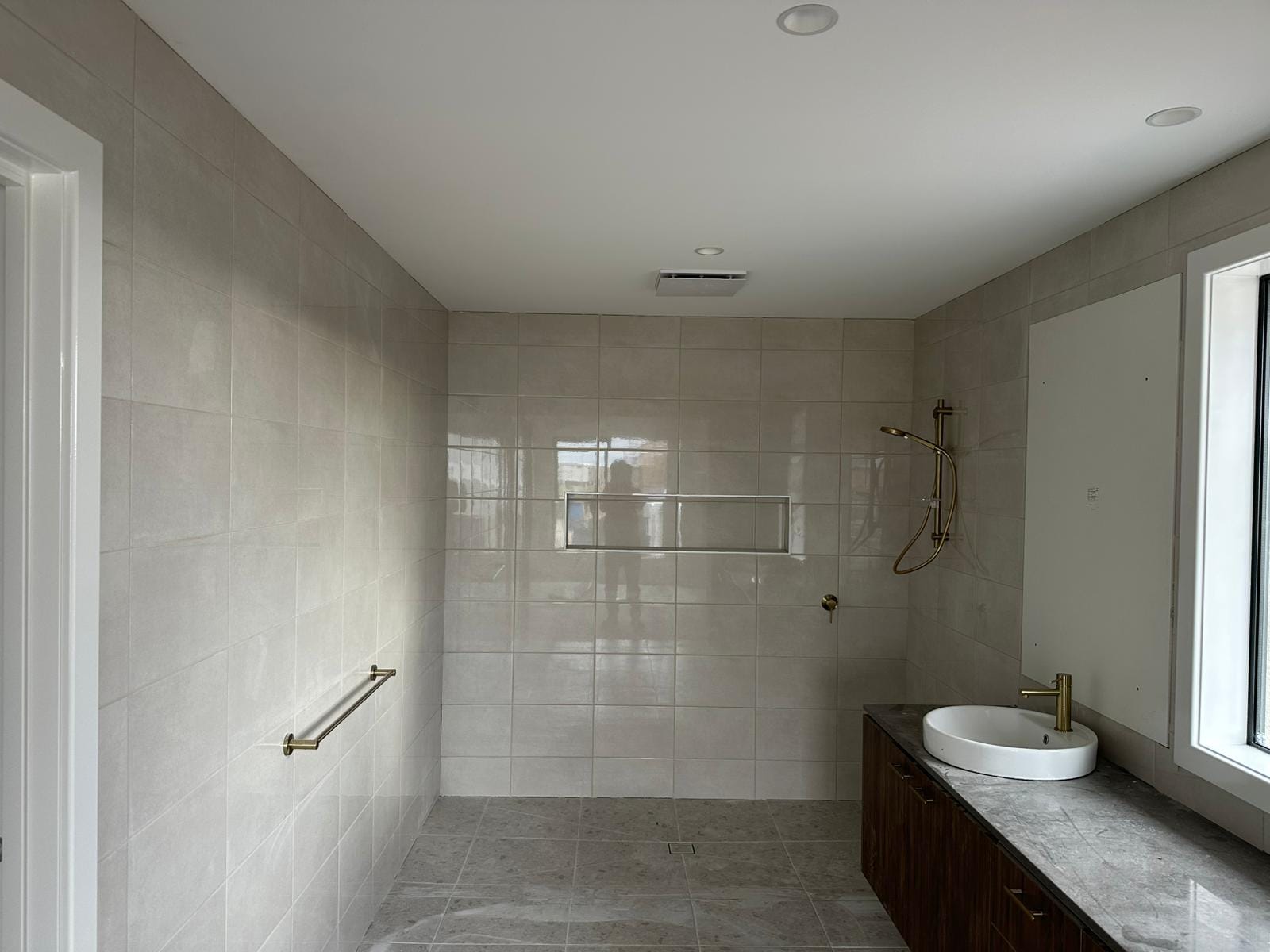 Kitchen tiling with blue accents